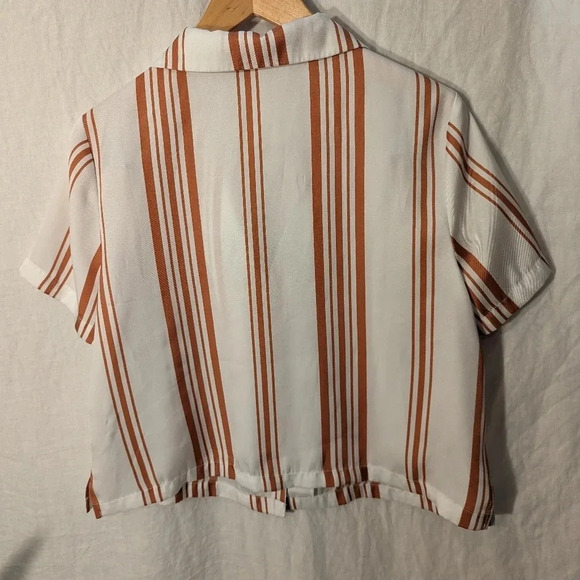 Forever 21 cropped button up, cream and peach stripes, womnen's size Large T23 - Picture 2 of 4